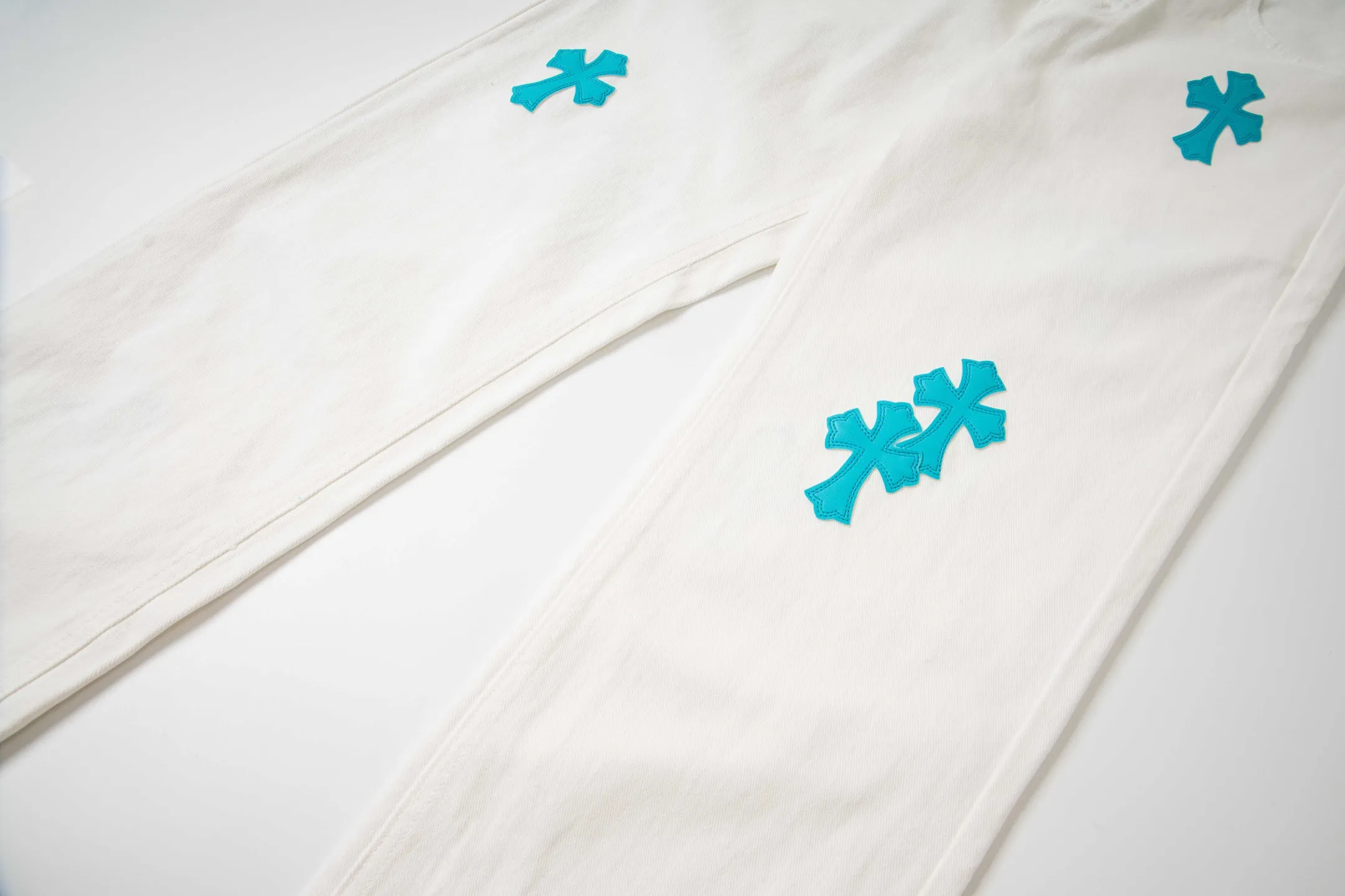 P220 high version, running quantity) Chrome Hearts white pants, green leather, hot style patchwork couple's best friend jeans. CH jeans need to be washed and then disassembled and hand-ordered with sheepskin cross leather and then spliced ​​to complete. The whole piece has too many craftsmanship to describe. The patches are decorated with cross flowers, and the high-waisted washed jeans! ! Absolutely high-end luxury products, god-level single products and super popular products, made with top heavy industry, a must-see magic weapon. Customized hardware. The fabric is thick and soft after washing. It has good breathability. Customized small leather label. Unique design. The details are simple and elegant, and the workmanship is exquisite. The entire trousers are neatly routed and the details are in place! It’s so cool that both men and women can easily control the genderless trend! Style number: 1816# Color: white pants and green leather Size: 28 30 32 34 36